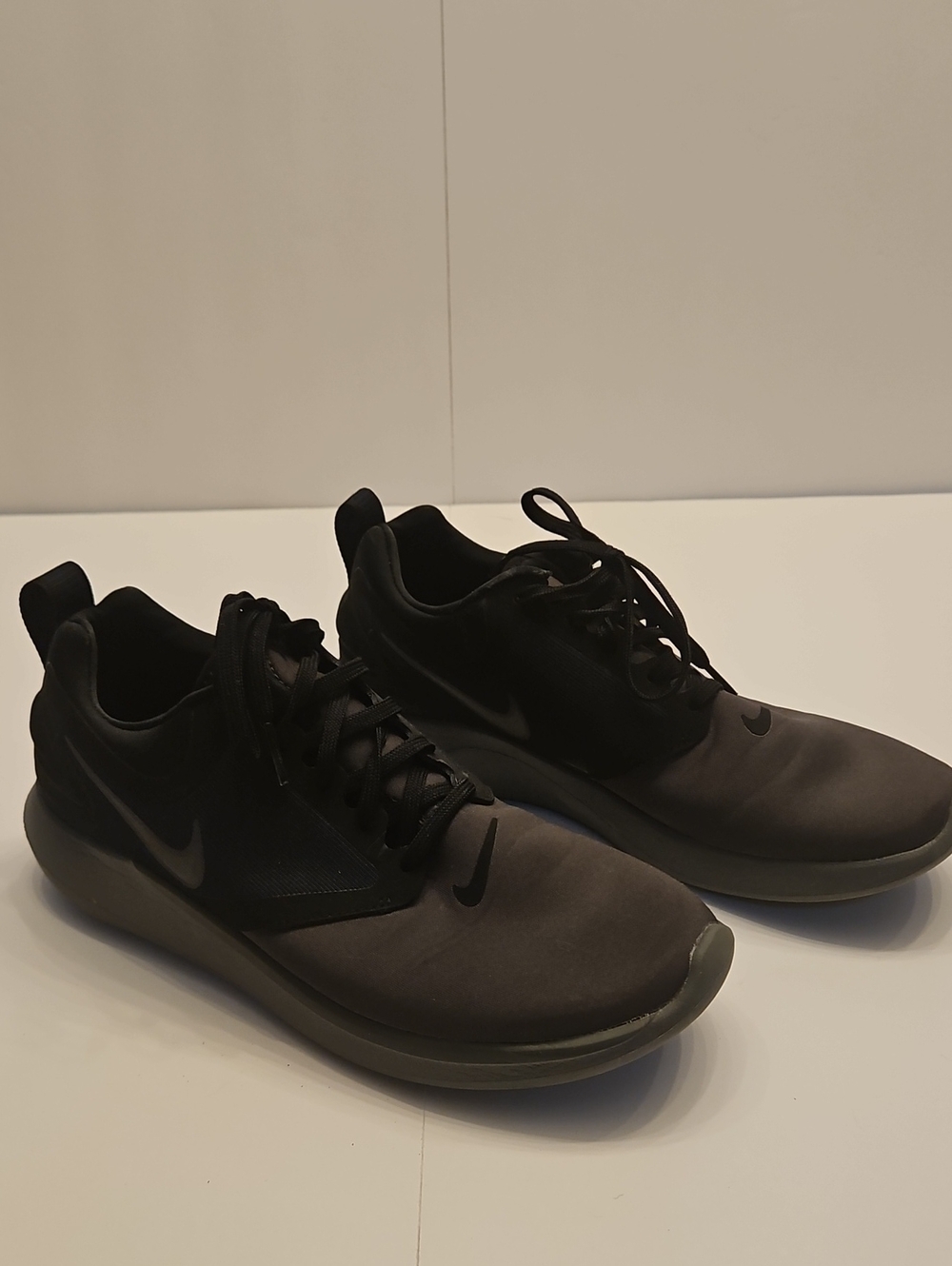 Nike Lunarsolo Womens Black, Dark Gray, Midnight Blue Low-Profile Sneakers 9.5M